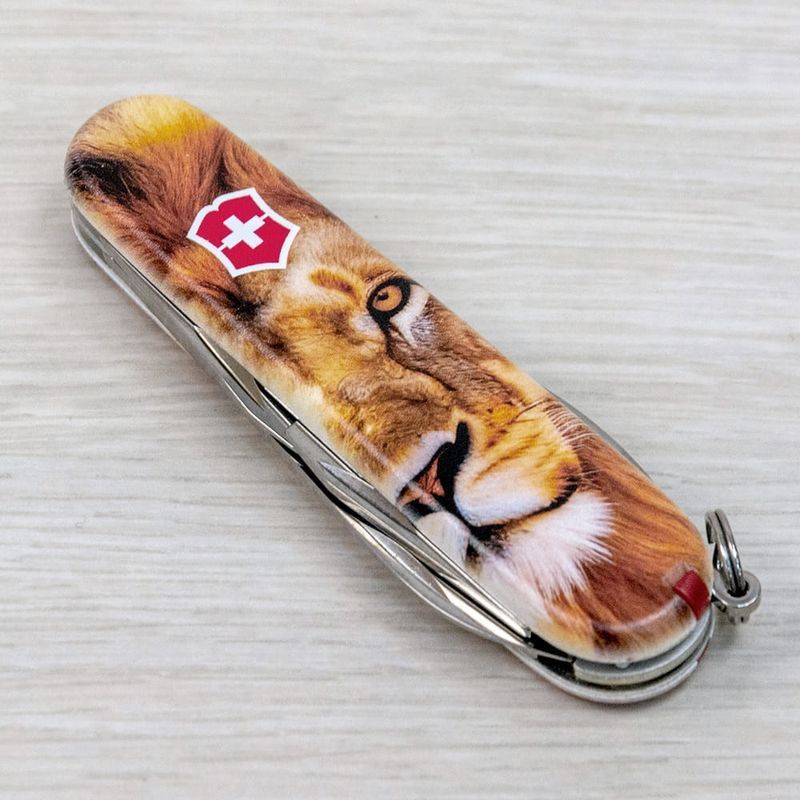 Складной нож Victorinox (Швейцария) из серии Spartan.