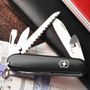 Складаний ніж Victorinox (Швейцарія) із серії Hiker.