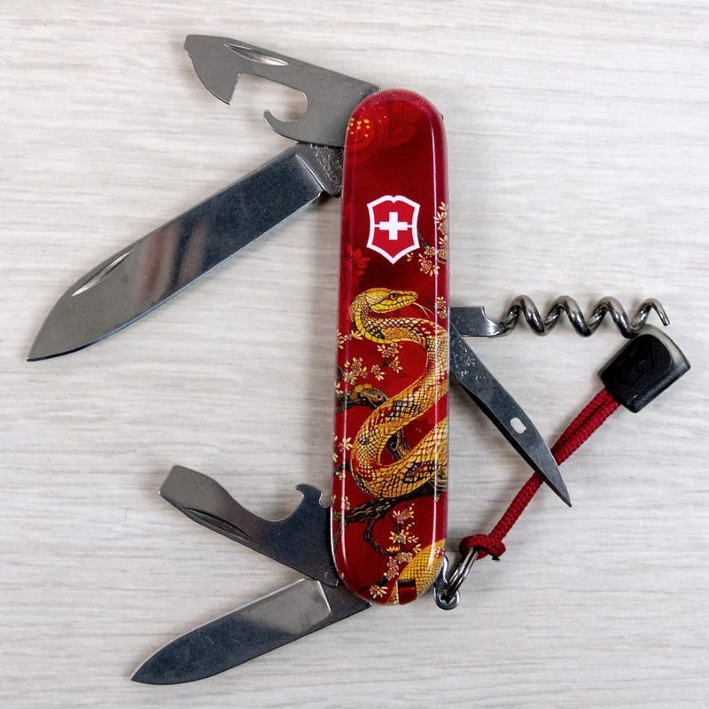Складной нож Victorinox (Швейцария) из серии Spartan.