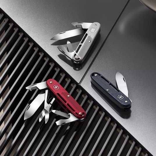 Складной нож Victorinox (Швейцария) из серии Synergy. Артикул