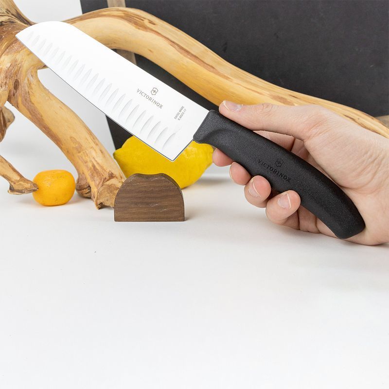 Кухонний ніж Victorinox SwissClassic Santoku 6.8523.17G чорний