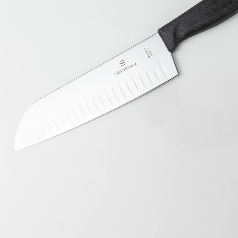 Кухонний ніж Victorinox SwissClassic Santoku 6.8523.17G чорний