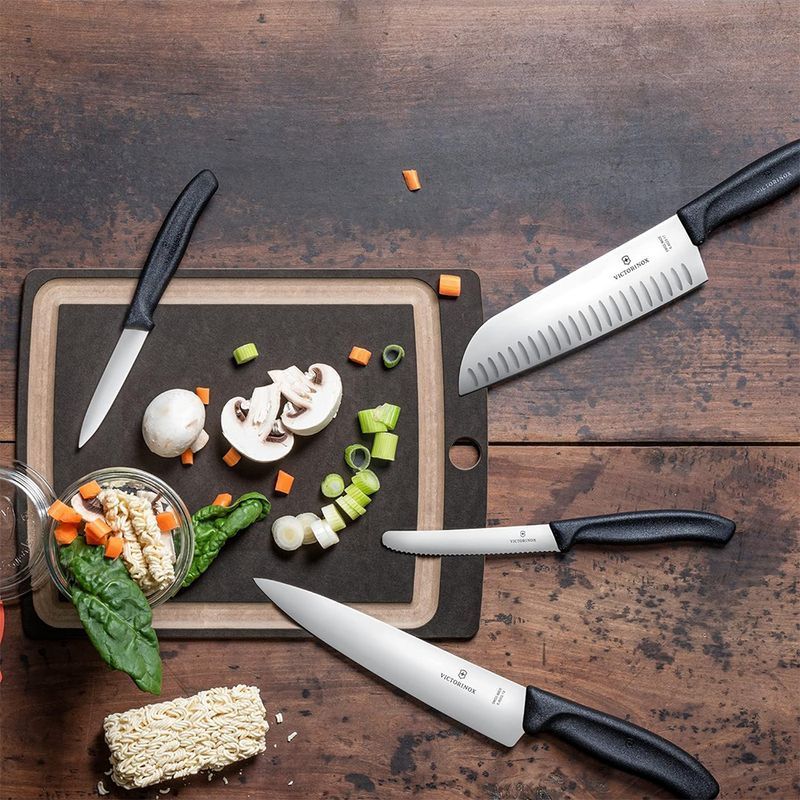 Кухонний ніж Victorinox SwissClassic Santoku 6.8523.17G чорний