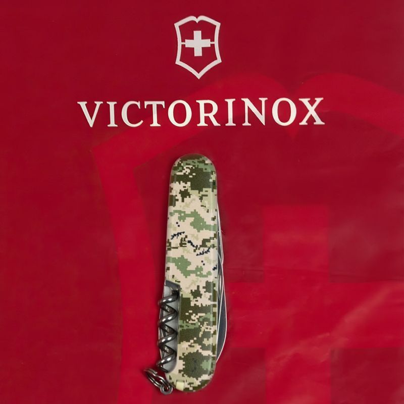 Складной нож Victorinox (Швейцария) из серии Spartan.