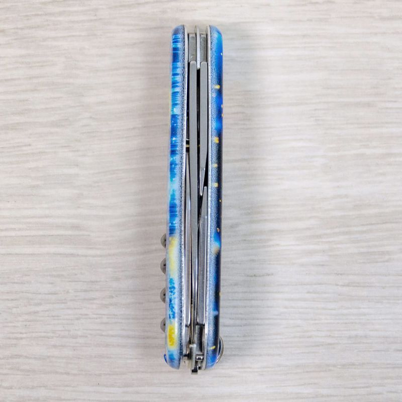 Складной нож Victorinox (Швейцария) из серии Spartan.